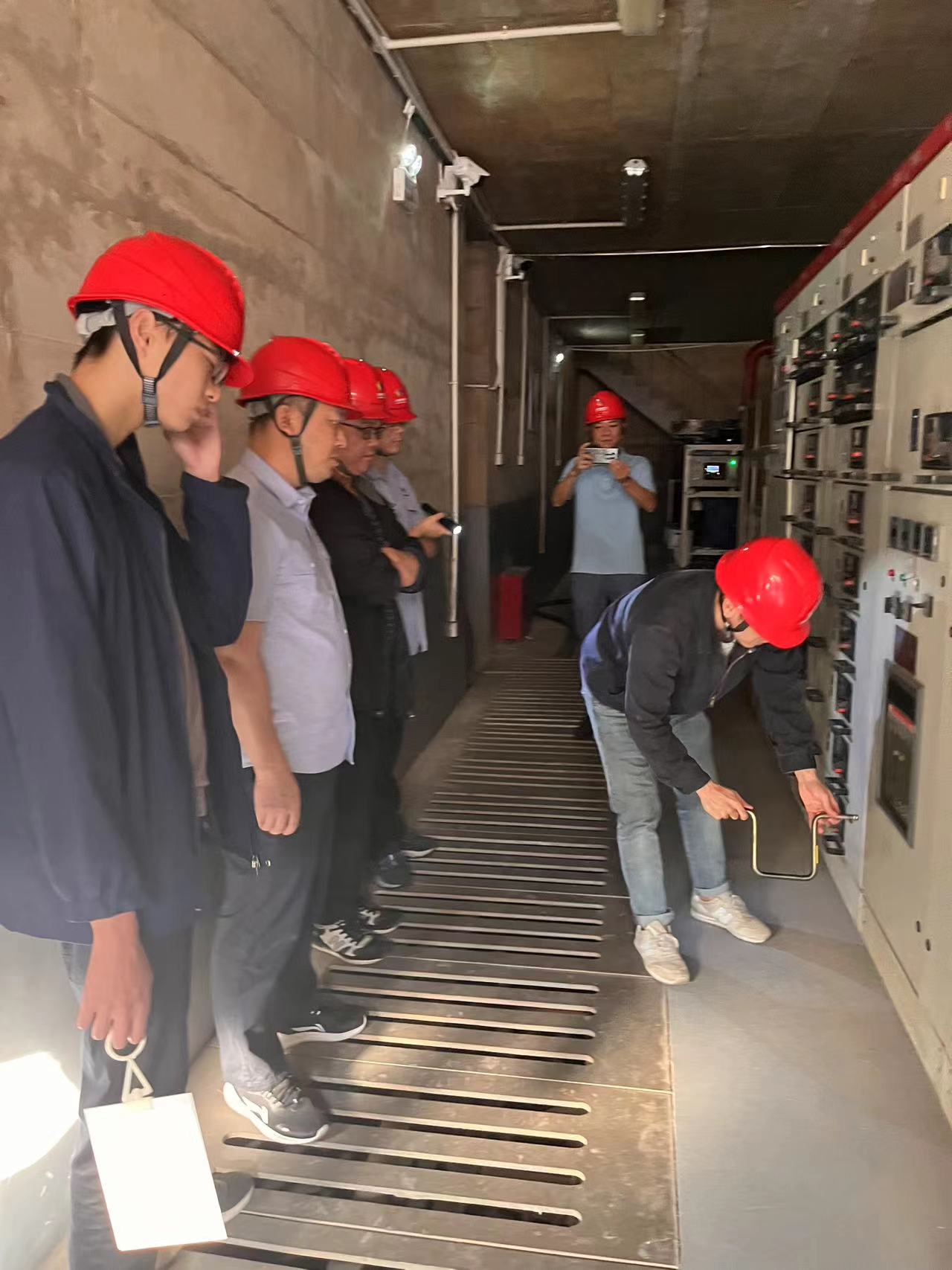 發(fā)電部人員正在進行“弧門配電室失壓啟動柴油發(fā)電機開啟弧門”實操演練.jpg 發(fā)電部人員正在進行“弧門配電室失壓啟動柴油發(fā)電機開啟弧門”實操演練.jpg