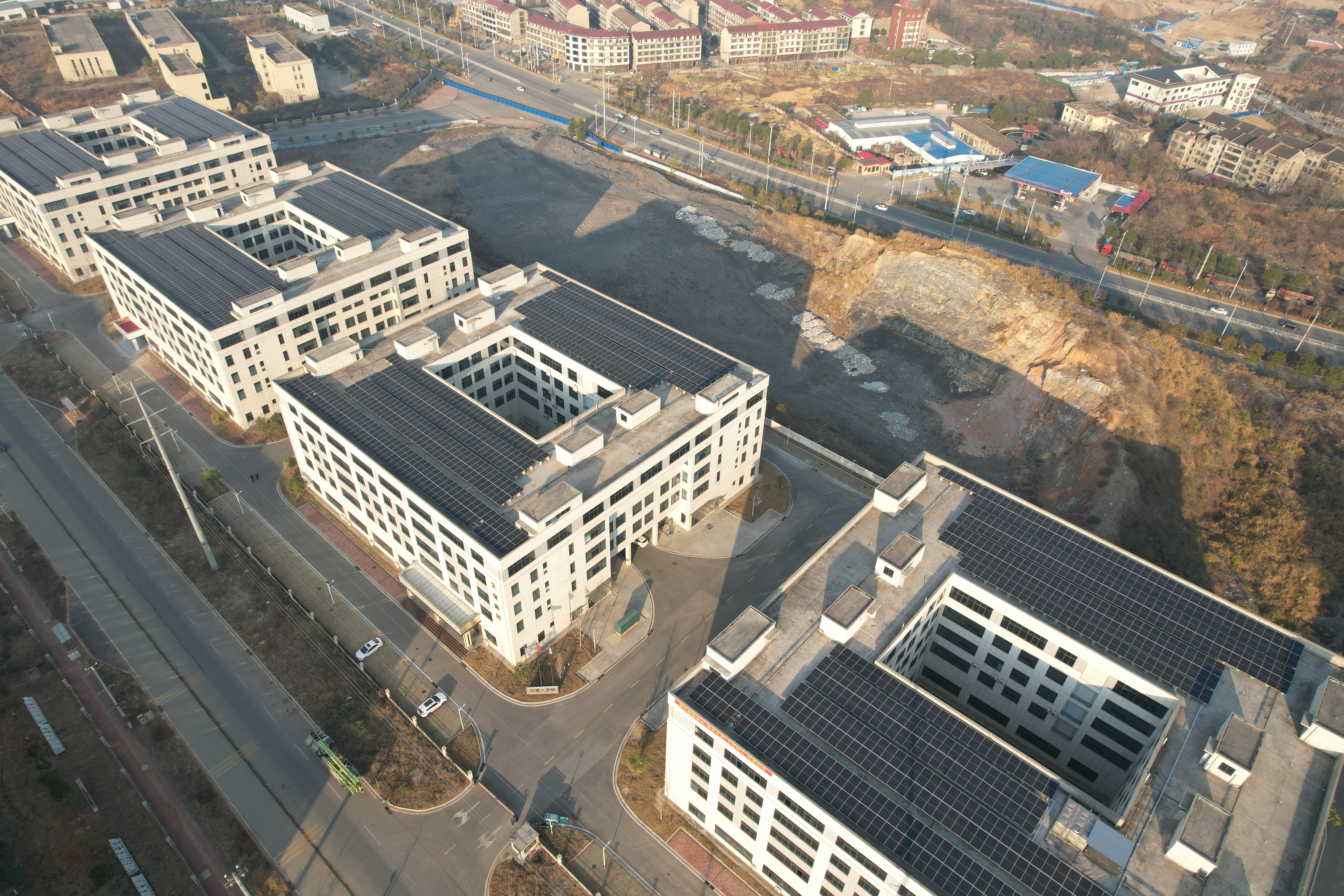 湖南發(fā)展婁星產(chǎn)業(yè)開發(fā)區(qū)屋頂分布式光伏項(xiàng)目首批光伏方陣成功并網(wǎng)發(fā)電