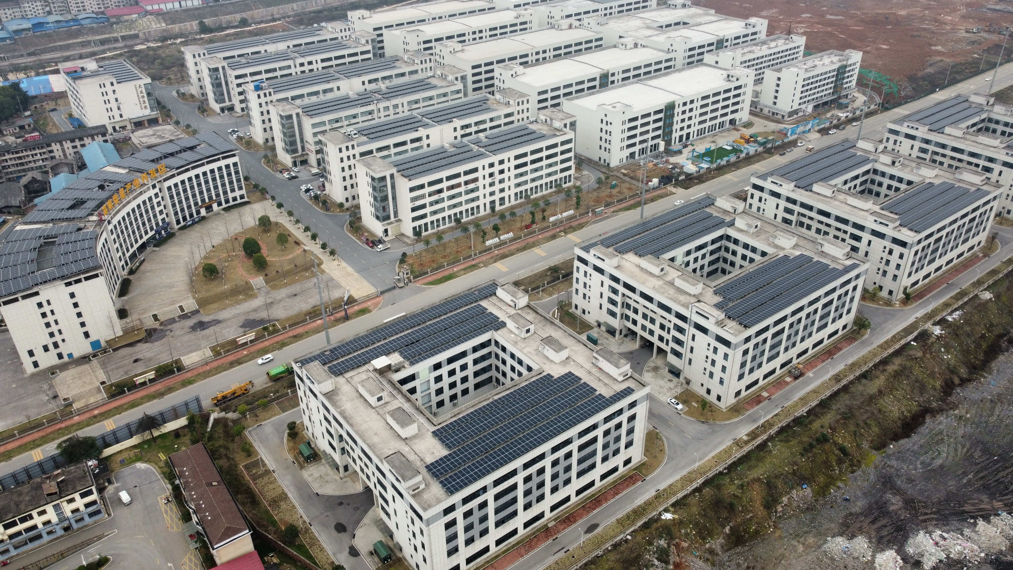 婁星產(chǎn)業(yè)開發(fā)區(qū)光伏項(xiàng)目全面建成并網(wǎng)